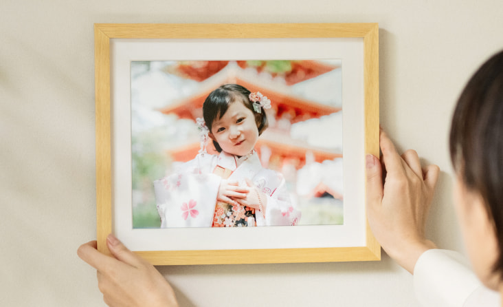 大事なお子さん、家族写真入れましょう！高級額縁！六枚入れれます お部屋を飾る】温かみのある天然木製額縁(6切)｜写真の整理・収納は